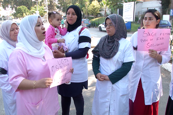 القابلات ينظمن وقفات احتجاجية عبر مستشفيات الوطن