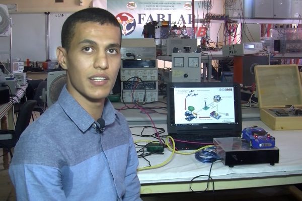 بشار: طالب جامعي يخترع نظام للتبليغ عن حوادث المرور عن بعد