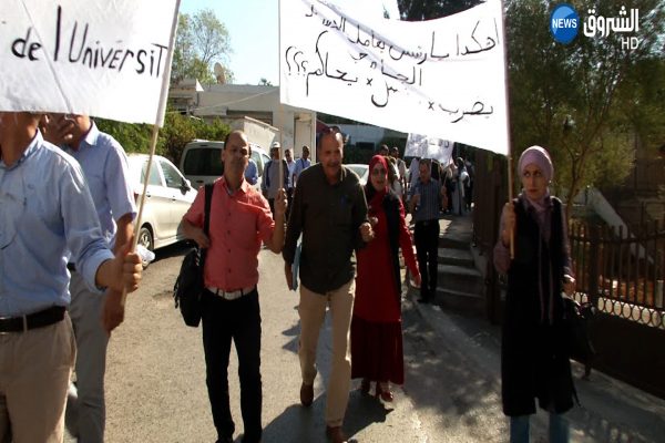 أساتذة جامعيون يعتصمون أمام مقر الوزارة تضامنا مع زميلهم الموقوف