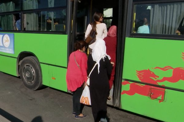 شيوخ ومتسوقون يزاحمون الطلبة في حافلات النقل الجامعي