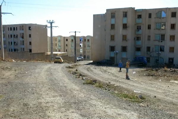 ميلة: بعد سنوات من تسليم المشروع…. حي 120 مسكن بدون تهيئة