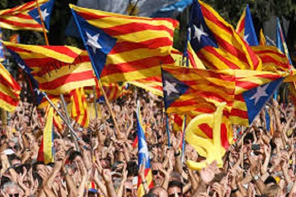 رئيس الحكومة المركزية الإسبانية ماريانو راخوي يعلن عن إقالة الحكومة المحلية لإقليم كتالونيا