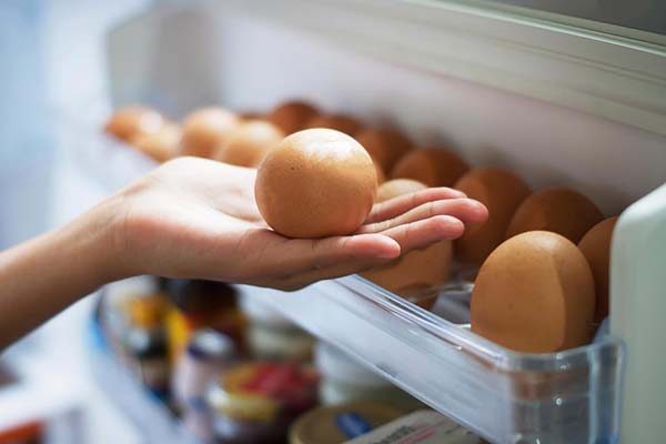 “لا تخزن البيض بباب الثلاجة بعد اليوم”
