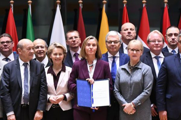 23 بلدا عضوا في الاتحاد الأوروبي يوقعون وثيقة للتعاون الدفاعي