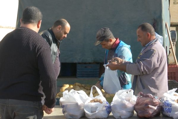 Marchands de légumes à Alger La pomme de terre à 40 DA