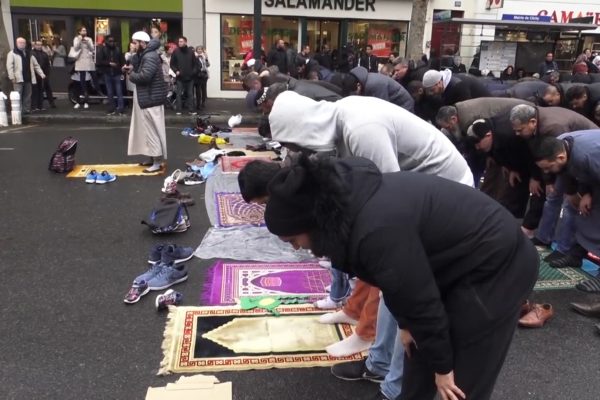 فرنسا: تمنع المسلمين من أداء الصلاة خارج أسوار المساجد