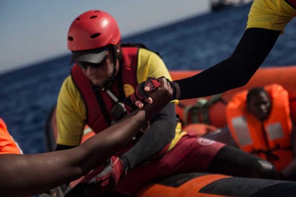 مهاجرة غير شرعية أبحرت من ليبيا تضع طفلها على زورق