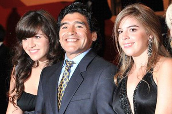 أسطورة الأرجنتين مارادونا  يتهم ابنتيه بسرقة