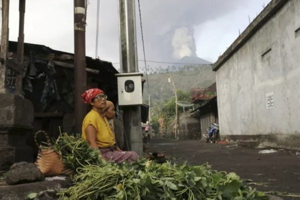 بركان بالي في إندونيسيا يرفع حالة التأهب لأقصى مستوى