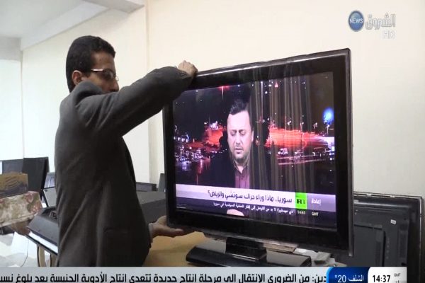 تيارت: حمزة شبلي يبتكر أول تلفزيون بشاشتين في الجزائر
