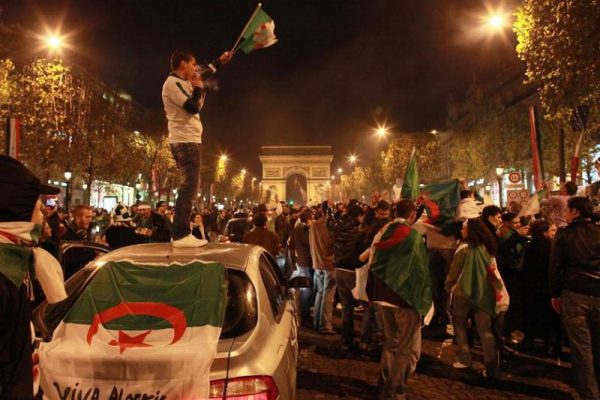 تحويلات أفراد الجالية الجزائرية بفرنسا تبلغ أكثر من 10 ملايير دولار سنويا