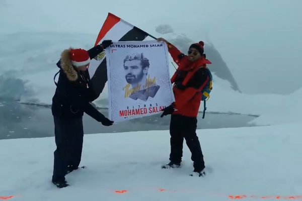 محمد صلاح يتلقى التهنئة من القطب الجنوبي