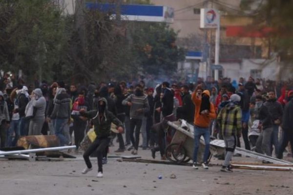 الاحتجاجات في تونس تمتد لعدة مدن