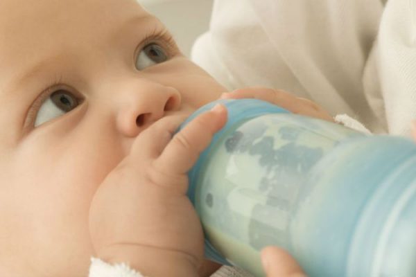 شركة “لاكتاليس” الفرنسية تسحب ملايين علب حليب الأطفال الملوثة في 83 بلدا