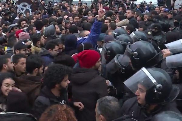 شارع غاضب و إجراءات محدودة.. ماذا يجري في تونس؟!