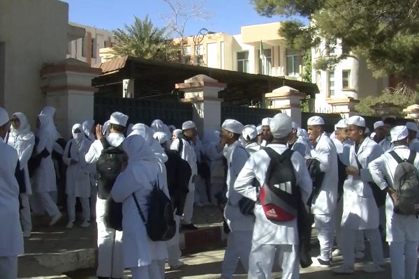 البيض: طلبة مدرسة شبه الطبي يعتصمون احتجاجا على تدني خدمات الإقامة