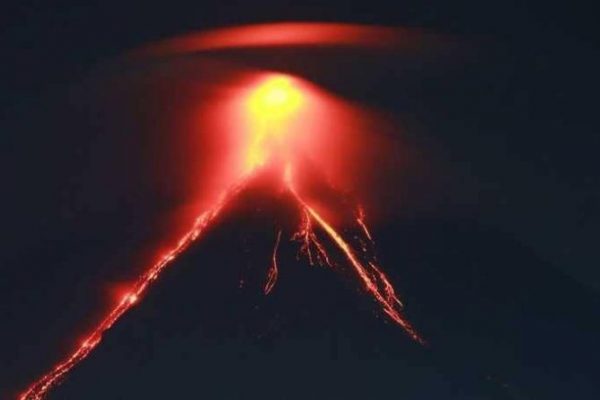 انفجار البركان الأكثر نشاطا في الفلبين بشكل مدوي