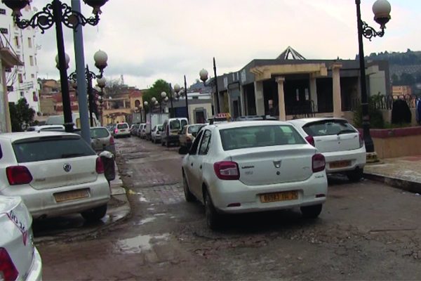 قسنطينة: إهتراء الطرقات يؤرق أصحاب سيارات الأجرة