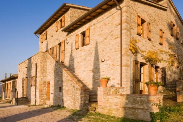 قرية إيطالية تعرض منازلها للبيع بـ 1 يورو فقط