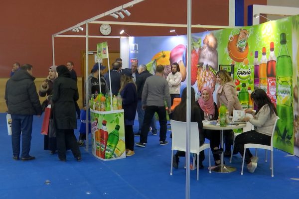 الشركات الجزائرية لإنتاج الأغذية تسعى لتعويض السوق بعد حظر استيراد السلع الأجنبية