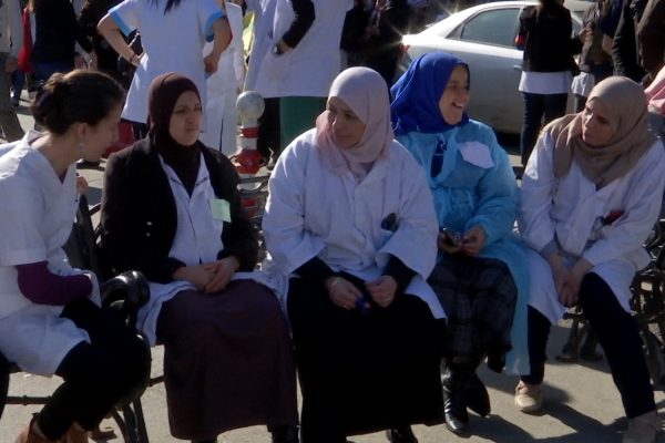 الأطباء الأخصائيون يدخلون في اضراب وطني تضامنا مع الأطباء المقيمين