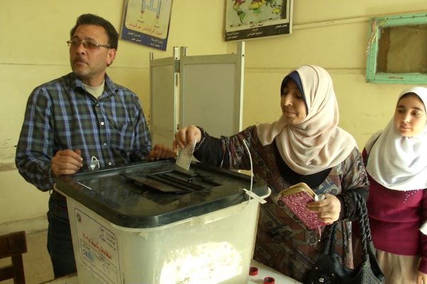 الناخبون المصريون يتوجهون إلى صناديق الاقتراع في انتخابات الرئاسة