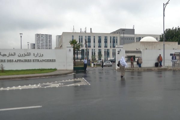 الخارجية تتهم السفير الفرنسي بالتشويش على العلاقات الجزائرية الفرنسية!