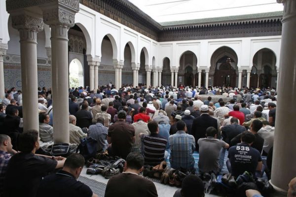 300 شخصية فرنسية تطلب إلغاء عدة آيات قرآنية