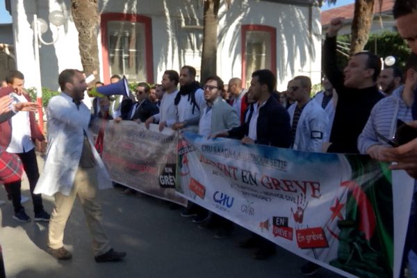 احتجاج الأطباء المقيمين أمام قبة البرلمان