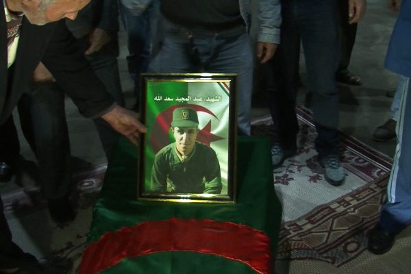 سطيف: تشيع جنازة الشهيد عبد المجيد سعد الله أحد ضحايا حادثة الطائرة العسكرية