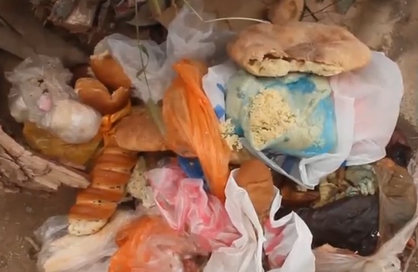 الشلف: خبز وأطباق كاملة في أكياس القمامة في شهر رمضان