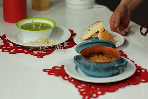 حساء الكراث وشريحة الديك الرومي قراتيني بالبذنجان