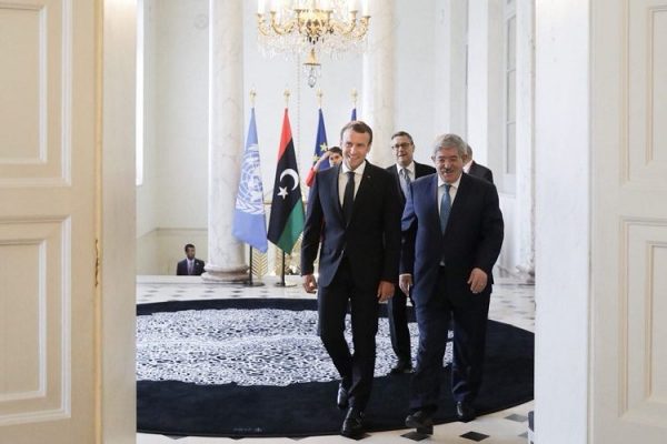 الرئيس الفرنسي يستقبل الوزير الاول أحمد أويحيى 