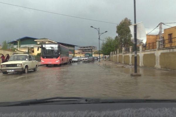 تيارت: السيول تغرق الشوارع وتقلق سكان البناءات الهشة