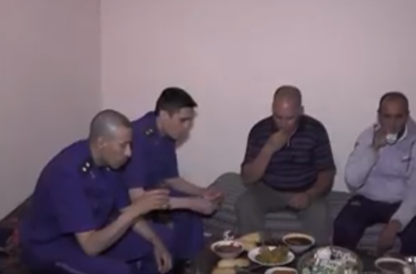 المسيلة: الشرطة تفاجئ عائلة فقيرة بمائدة إفطار قبيل آذان المغرب