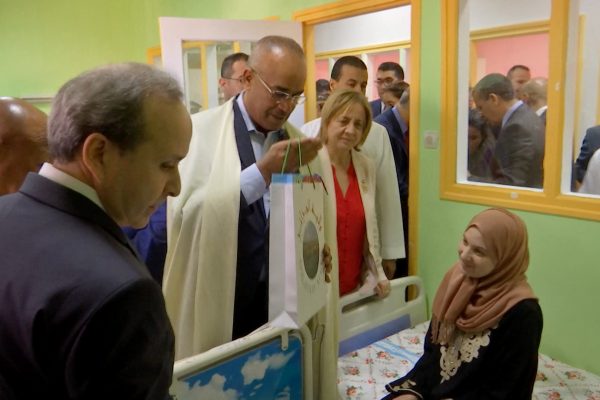 شاهد.. كيف تعامل وزير الداخلية ووزير الصحة مع الأطفال المتواجدين بالمستشفى يوم عيد الفطر