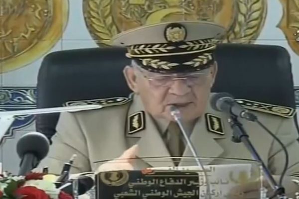 قايد صالح: “لا يُمكن إقحام الجيش في متاهات سياسية”