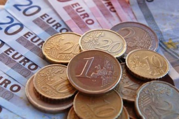 اليورو يتراجع مع موافقة الحكومة الايطالية على ميزانية مرتفعة الانفاق بـ 2019