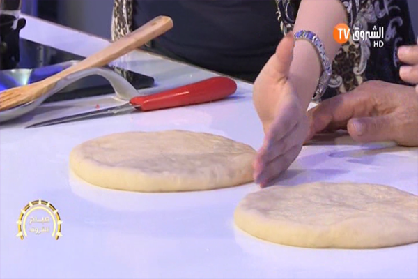 طريقة تحضير عجينة الخبز المحشي بالجبن والدجاج مع الشيف حسين