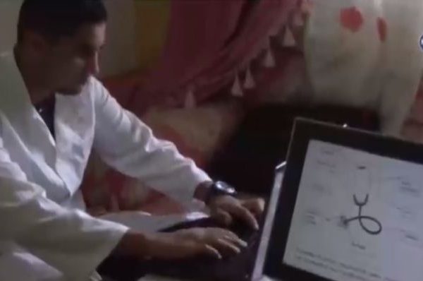 طالب جامعي يخترع سماعة طبية لاسلكية في سيدي بلعباس