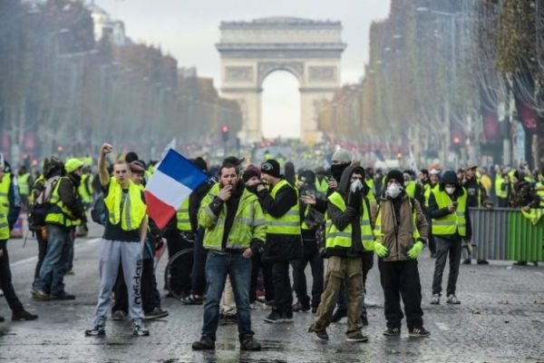 “السترات الصفراء” تعود إلى شوارع باريس والمواجهات تتصاعد