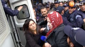 إعتقال الشرطة لإحدى الصحفيات في مظاهرة اليوم “ضد العهدة الرابعة وضد حكم العسكر”.