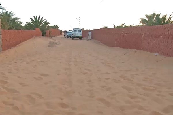 أدرار: مواطنون يواجهون تسونامي الرمال في زاوية الدباغ