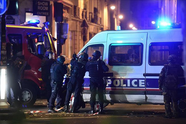 ست هجمات انتحارية تدمي فرنسا وهولاند يعلن الحرب على الإرهاب