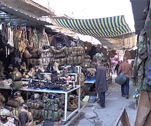رواج تجارة الملابس والتجهيزات العسكرية مع تردي الوضع الأمني في العراق