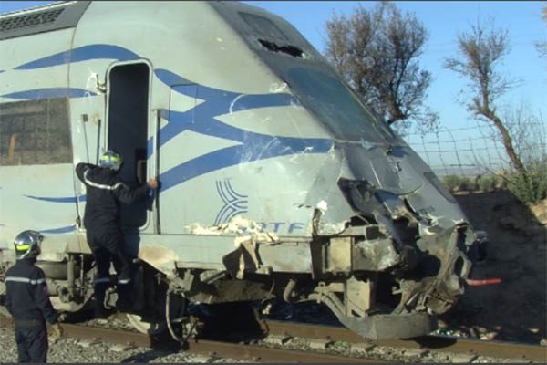 سيدي بلعباس: مقتل شاب وإصابة ثلاثة مسافرين في حادث اصطدام قطار بشاحنة مقطورة