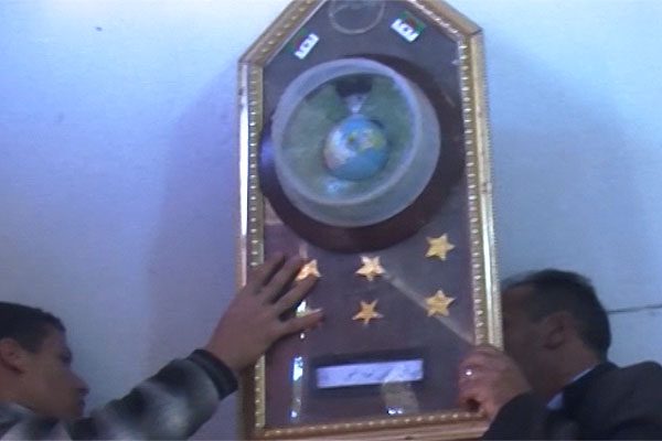 تيارت: عبد القادر.. معلم يخترع ساعة كونية ووسائل تربوية