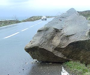 تيزي وزو: تساقط الصخور يهدد حياة سكان قرية إبداسن بأزفون