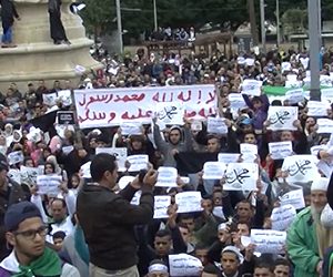 الآلاف يتظاهرون في وهران رافضين الإساءة للنبي الكريم