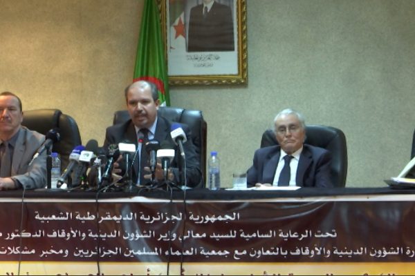 زملاء محمد عيسى يقفزون على صلاحيات وزارة الشؤون الدينية